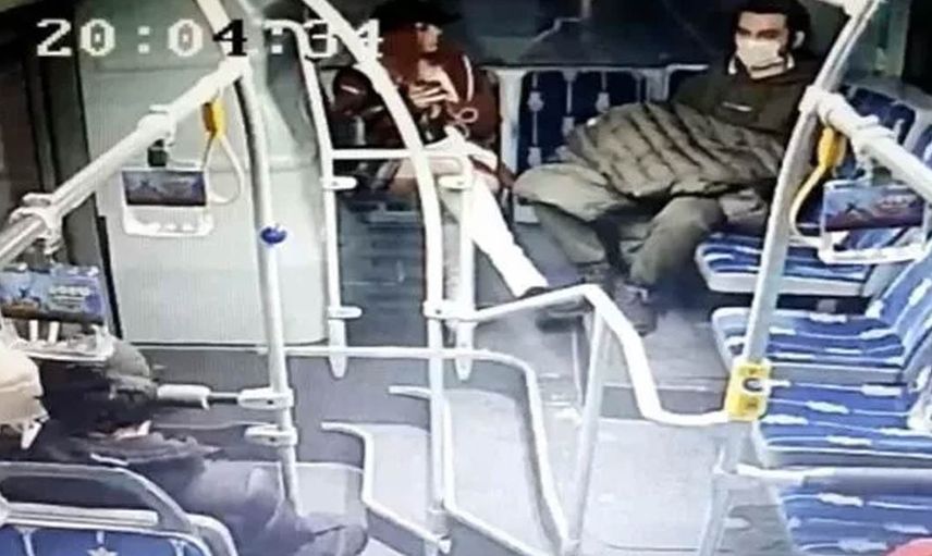 Adam sesler çıkarmaya başladı