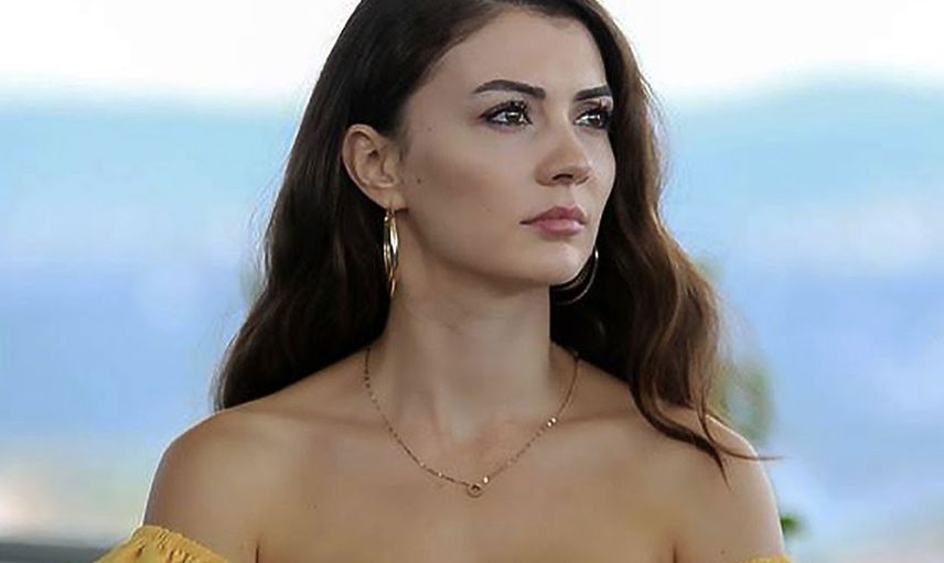 Burcu Özberk tatillere doyamadı! Verdiği mini etekli pozlarla erkekleri kendisine hayran bıraktı
