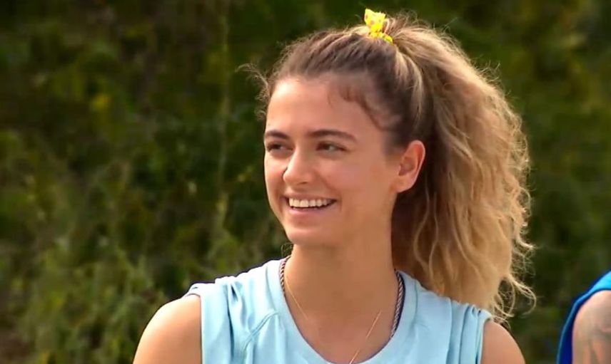 Survivor Aleyna Çalışkan'dan Kalça Dekoltesi