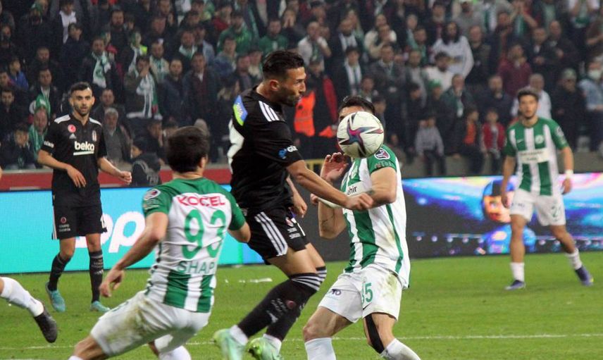 Erman Toroğlu, Beşiktaşlı futbolcuların Giresunspor maçında artistlik yaptığını söyledi. Taraftarlar kendisine tepki gösterdi