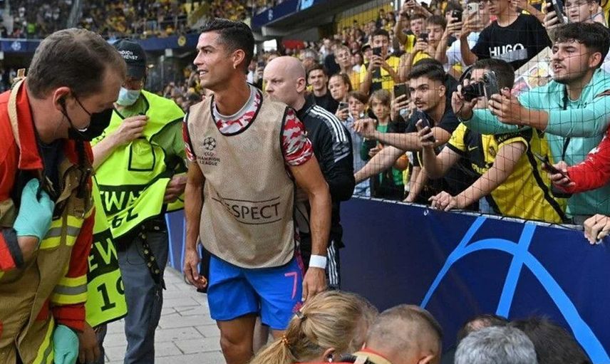 Cristiano Ronaldo Maçtan Önce Yaraladığı Saha Görevlisi Kadına Yardım Etti!
