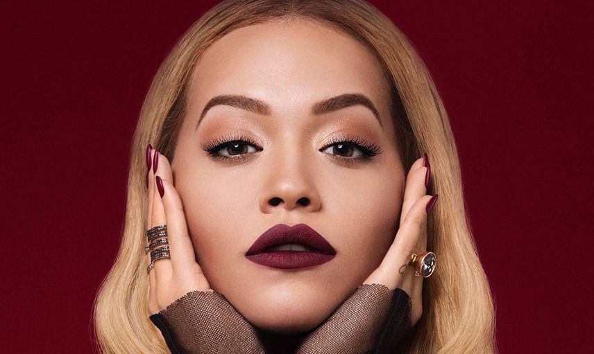 Dünyaca ünlü şarkıcı Rita Ora’nın sahil pozları ateş ediyor! Minicik bikinisiyle sere serpe çektirdiği fotoğraflar olay oldu