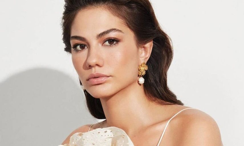 Dekolteyi Abartan Demet Özdemir 