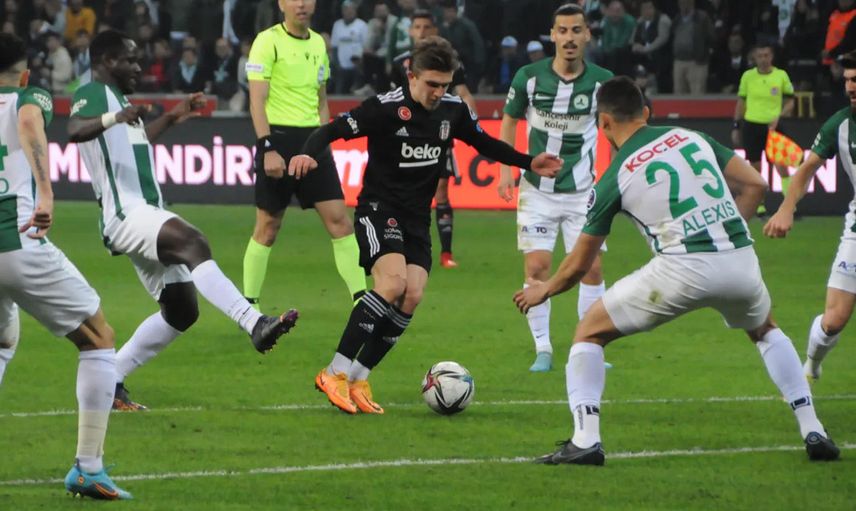 Erman Toroğlu, Beşiktaşlı futbolcuların Giresunspor maçında artistlik yaptığını söyledi. Taraftarlar kendisine tepki gösterdi