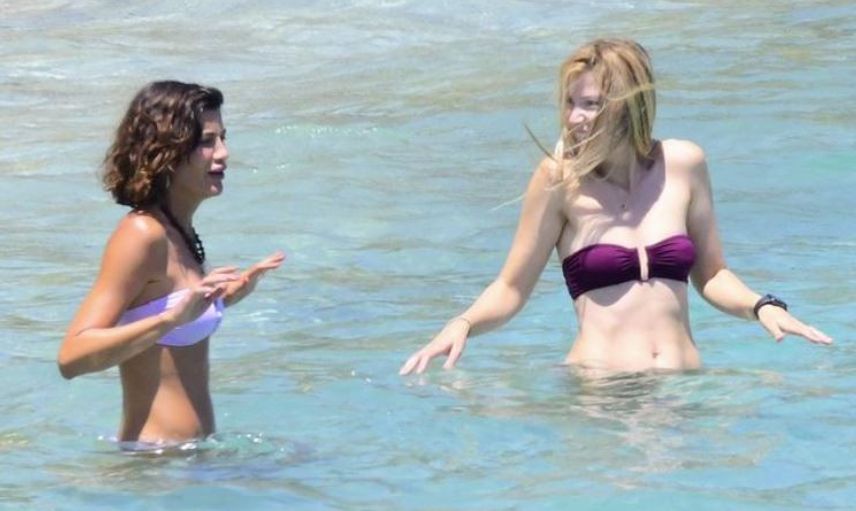 Selma Ergeç Bodrum'a Çıkarma Yaptı! Fiziğiyle Gençlere Taş Çıkarttı