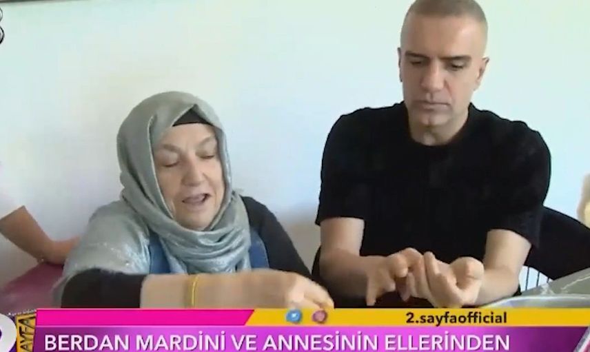 Berdan Mardini, içli köfte yaparken elini burnuna götürünce olanlar oldu! Ünlü isim sosyal medyada linç edildi