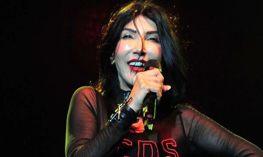 Hande Yener şöhret değilken yaşadıklarını anlatıp duygulandı: Durakta beklerken ağlıyordum! Bu son otobüse binişim...