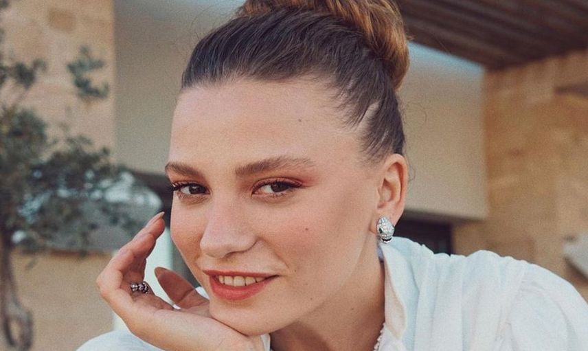 Serenay Sarıkaya'nın muhabirlerle arasında geçen tatlı diyaloğu çok konuşuldu: Magazin muhabiri olmanın şartı yakışıklı olmak mı!