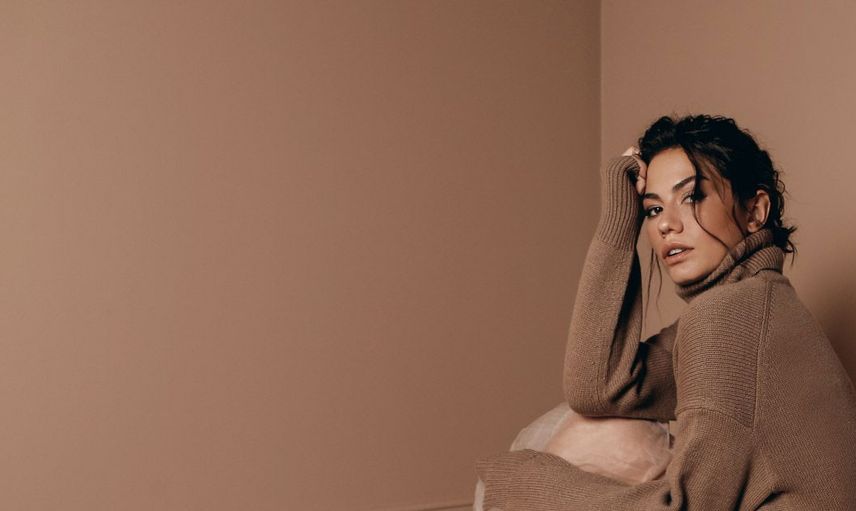 Dekolteyi Abartan Demet Özdemir 
