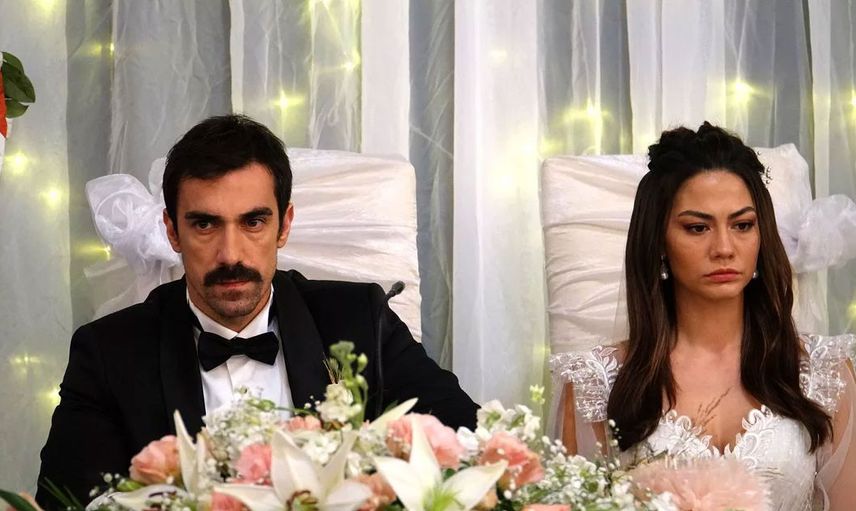Dekolteyi Abartan Demet Özdemir 