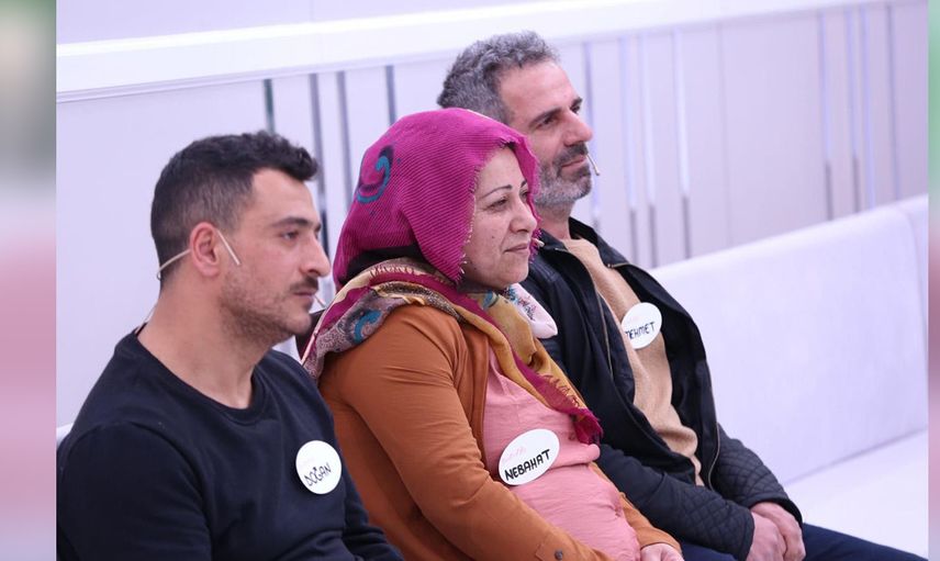 Stüdyoda duygusal anlar! Tam 60 gündür öldü sanılan Hülya Akgül’ü Esra Erol buldu