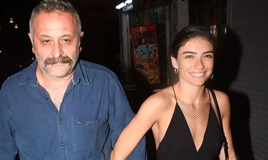 Hazar Ergüçlü'den olay yaratacak pozlar sütyen giymedi ortalık yıkıldı "Görünüyor hanımefendi!"