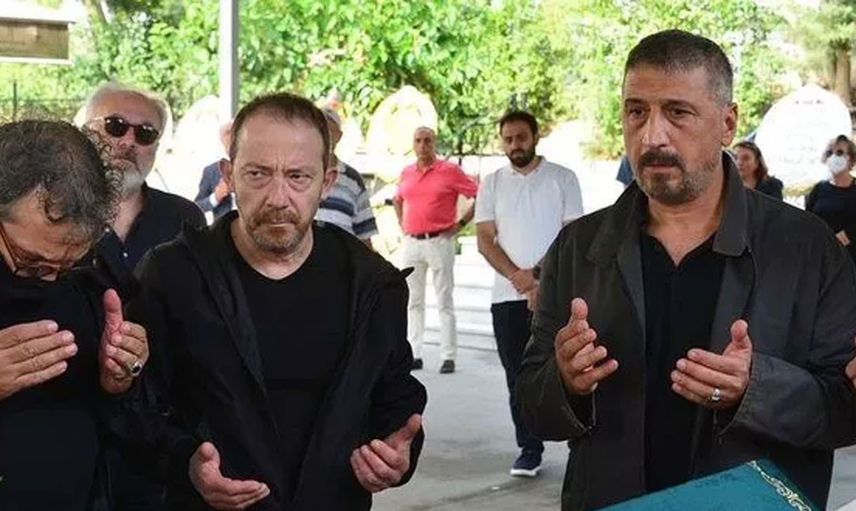 Cem Davran’ın cenazede zor anları: Annesi toprağa verirken ayakta durmakta zorlandı