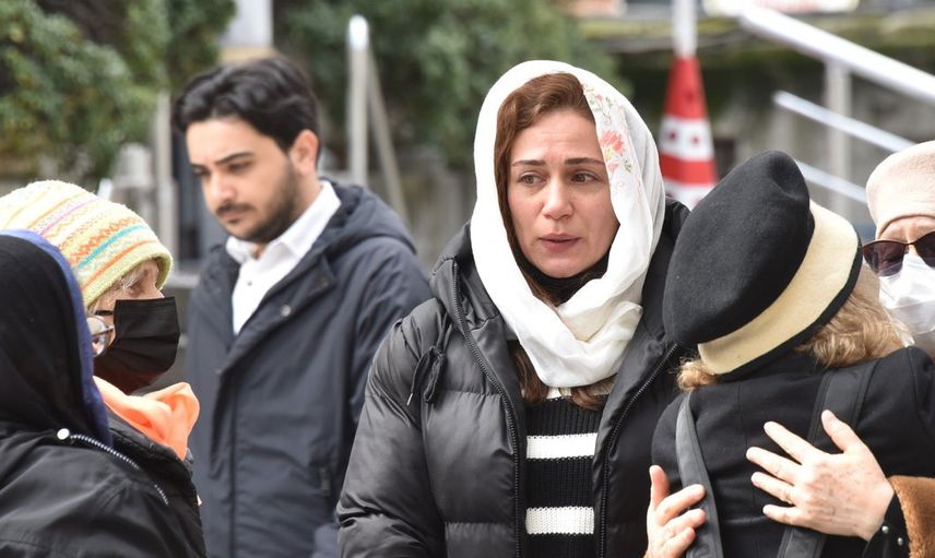 Özge Borak'ın acı günü! Babaannesinin ölümüyle sarsılan ünlü oyuncu cenazede gözyaşlarını tutamadı
