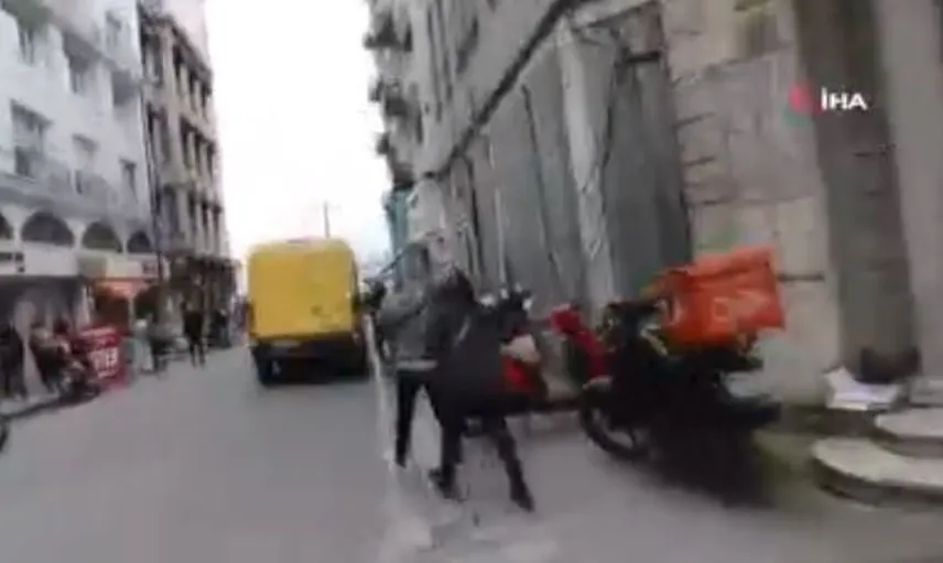 Dilenciler İle Genç Adam Arasında Taciz Krizi!