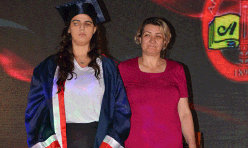 Antalya'da Görme Engelli Kız Hukuk Fakültesinden Mezun Oldu