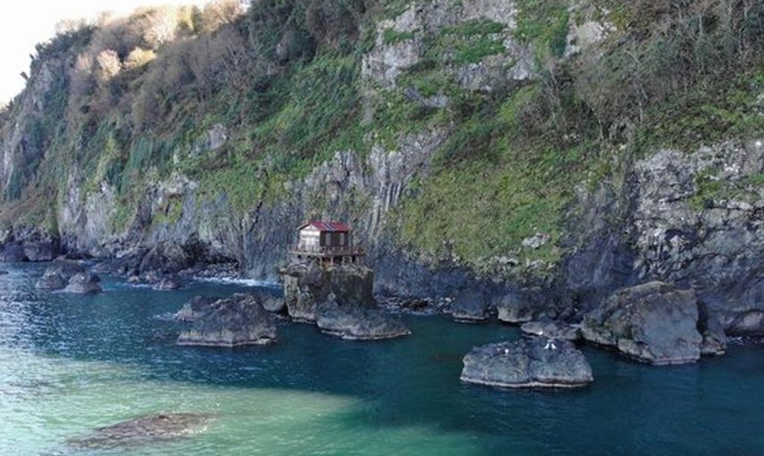 Artvin’de kayanın üzerine barınak inşa edildi