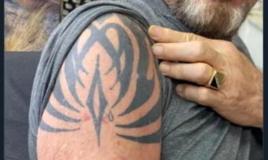 Hücresinde Ölü Bulunan Ünlü Milyarder 'in Ölüm Nedeni Dövme Detayında Saklıymış!