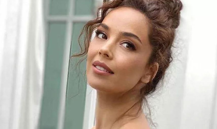 Azra Akın kimdir?
