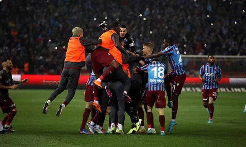 Trabzonspor'un Süper Lig şampiyonluğu dünyanın dört bir yanında büyük bir coşkuyla kutlanıyor!