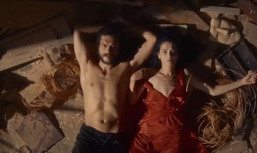 Netflix'in yeni Türk yapımı Kül yayınlandı: Alperen Duymaz ve Funda Eryiğit'in ateşli sahnesi sosyal medyayı salladı!