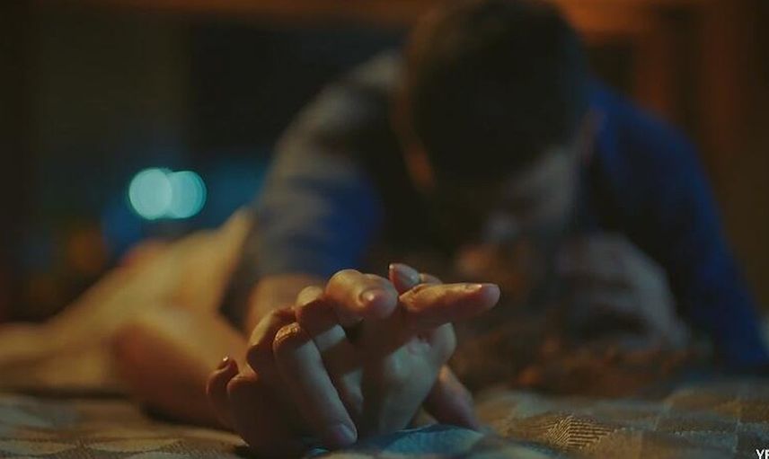 Demet Özdemir ve Engin Akyürek’ün ateşli sahnesi Adım Farah dizisine damga vurdu