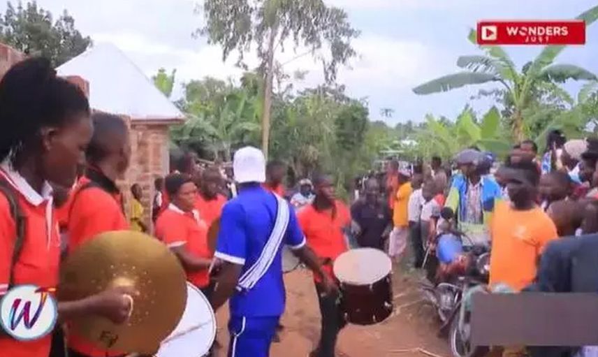 Uganda'da akıllara zarar düğün! 7 kadınla aynı anda dünyaevine girdi