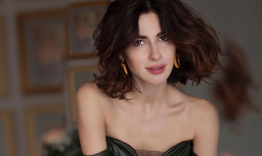 Nesrin Cavadzade'den kasığına kadar transparanlı elbisesiyle iddialı pozlar: Yorum yağdı!