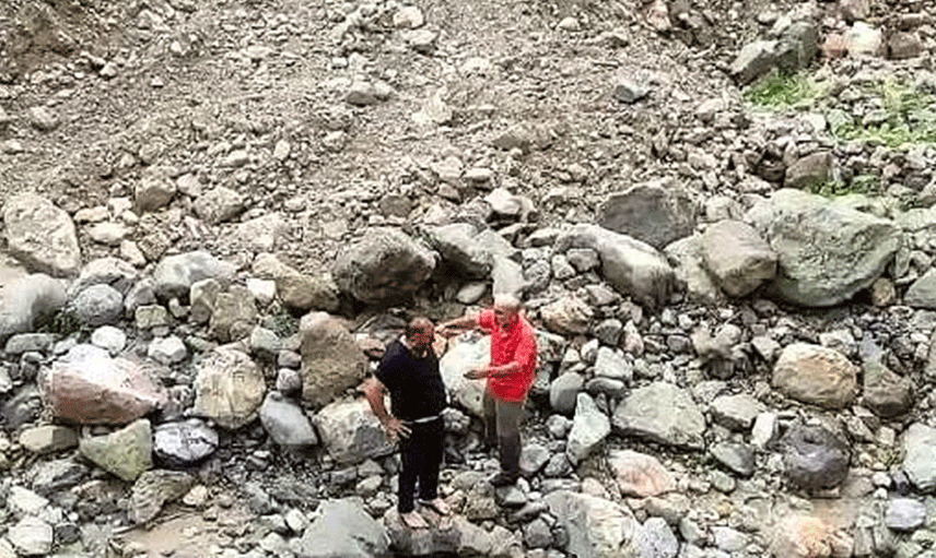 Trabzon'da Kamyonuyla Dereye Uçan Adam Yaralı Halde15 Bin Dolarını Aradı