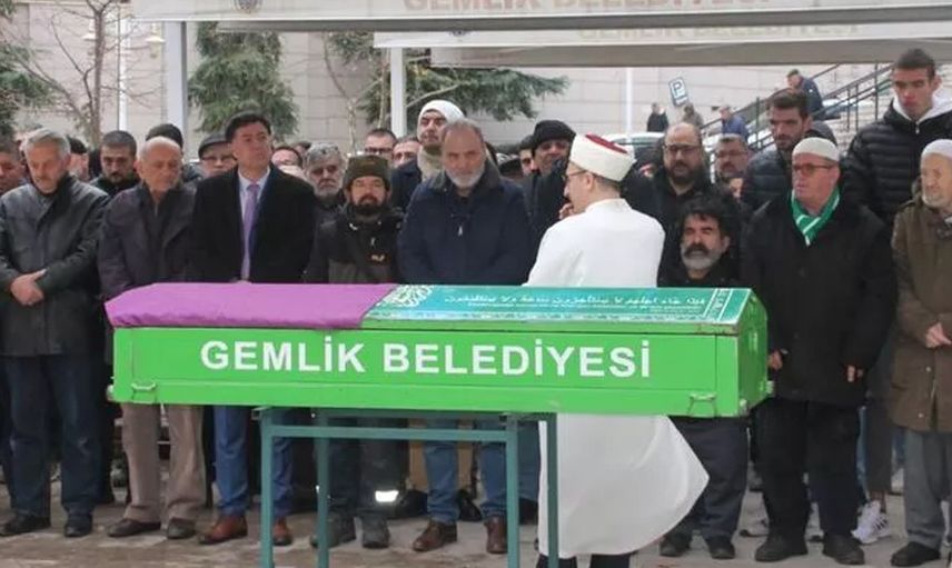 Çaycı Hüseyin'in zor anları! Annesini kaybeden Alpaslan Özmol cenazede fenalaştı