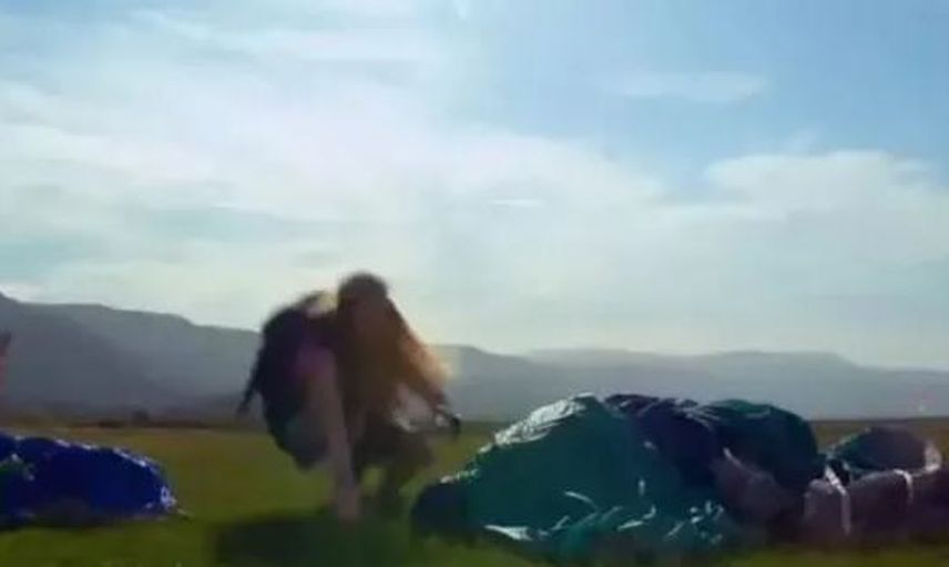 Paraşütle Havadayken Birlikte Olmak İstediler, Ölümün Eşiğine Geldiler!