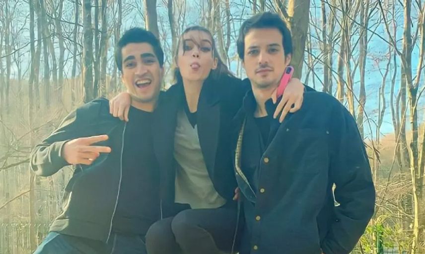Mert Ramazan Demir ve Afra Saraçoğlu fena yakalandı! ''Sadece rol arkadaşıyız'' demişlerdi: Önce sarmaş dolaş, şimdi dudak dudağa!