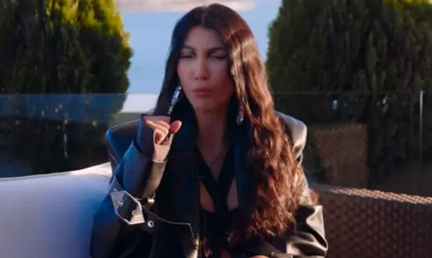 Hande Yener şöhret değilken yaşadıklarını anlatıp duygulandı: Durakta beklerken ağlıyordum! Bu son otobüse binişim...