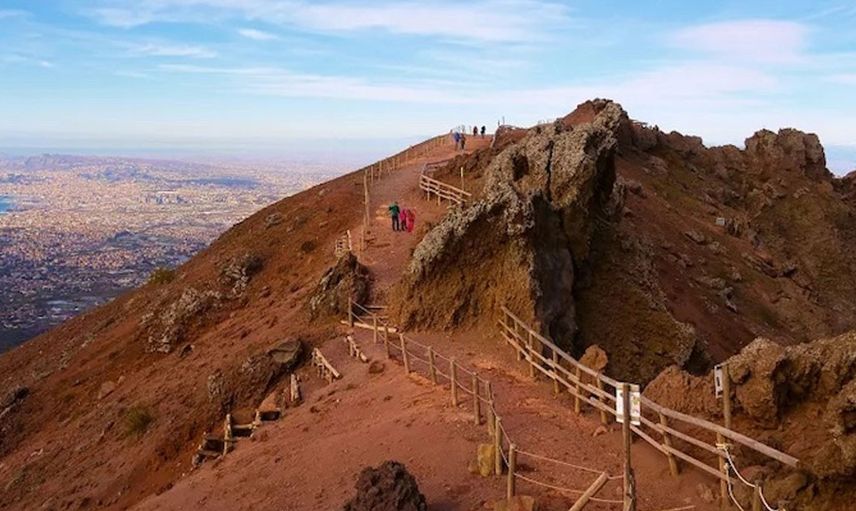 Selfie çekmek isterken canından oluyordu! Yabancı turist yanardağa düşünce kabusu yaşadı