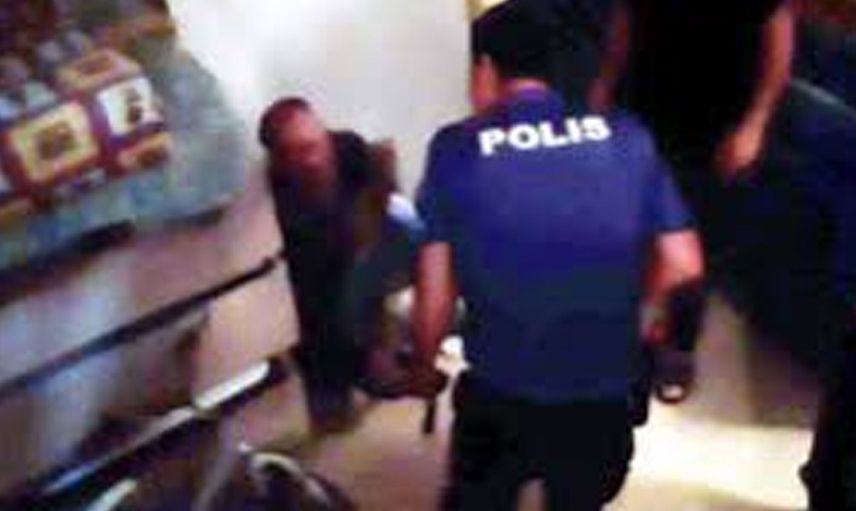 Kanlı bir şekilde zilleri çaldı