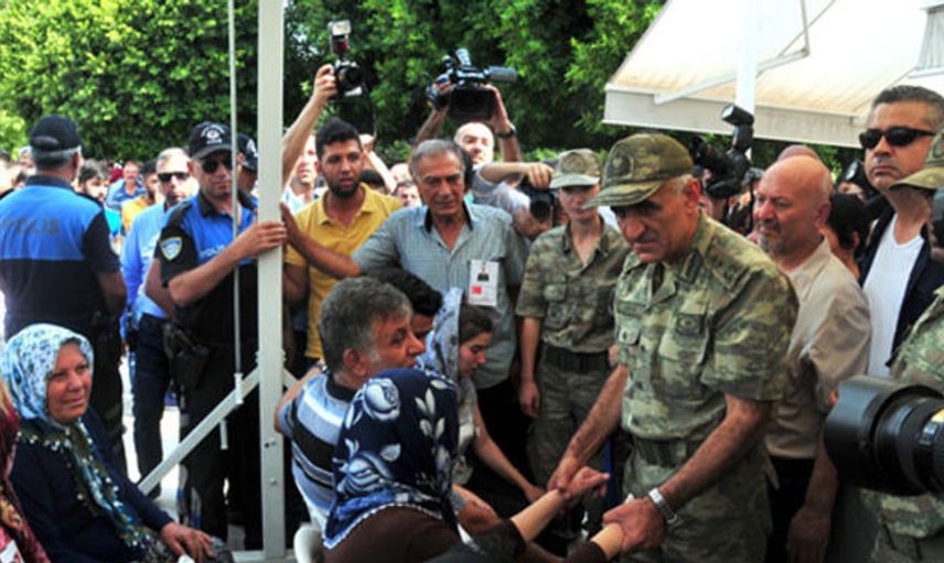 Şehit Ailelerine Sarılıp ‘Ağlamayın’ Diyerek Teselli Etmişti