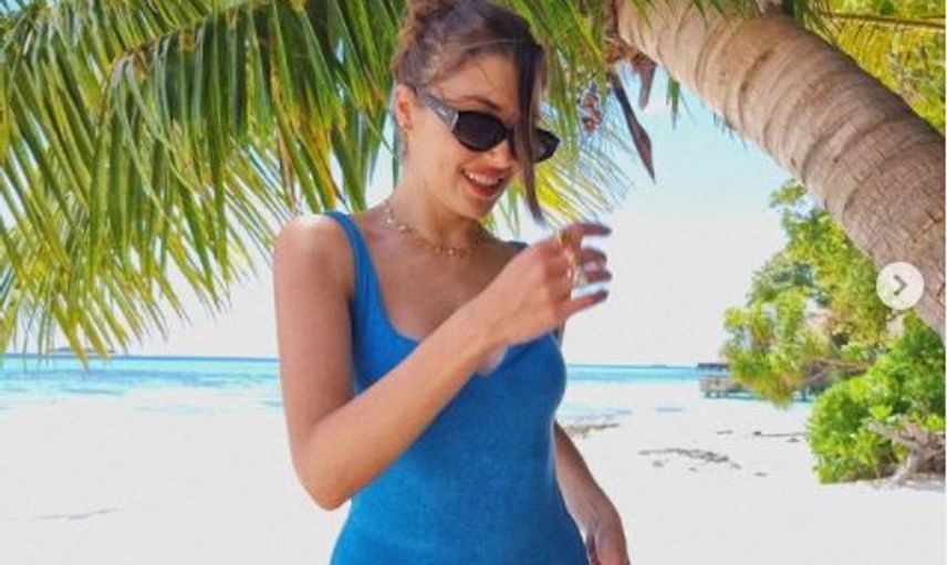 Hande Erçel'in Siyah Beyaz Paylaşımı Hayranlarından Tam Not Aldı