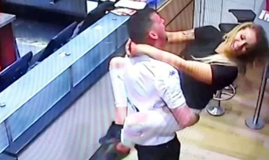 İngiltere'de skandal olay! Pizza beklerken tezgahta birlikte olmaya başladılar