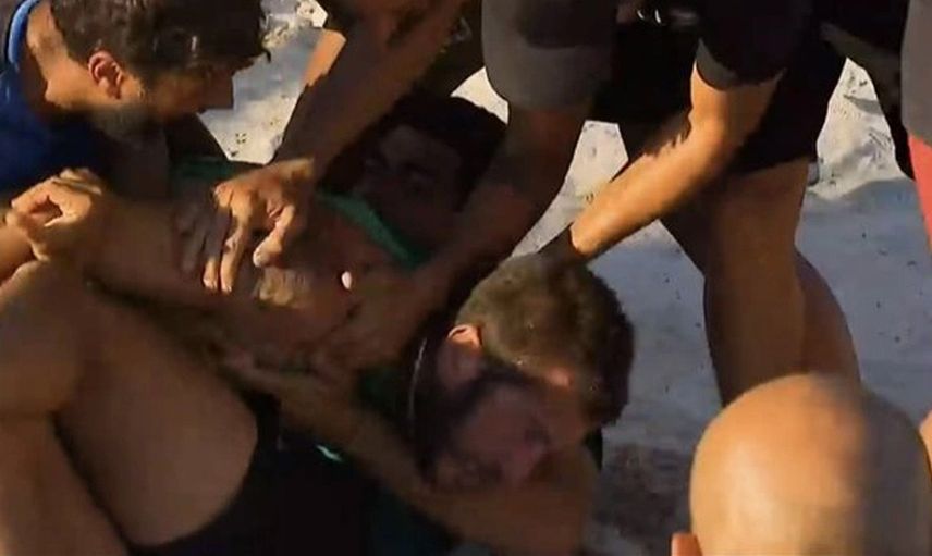 Survivor'da daha önce görülmemiş kavga! Herkes birbirine girdi: 8 kişi ayıramadı! Acun Ilıcalı müdahale etti...