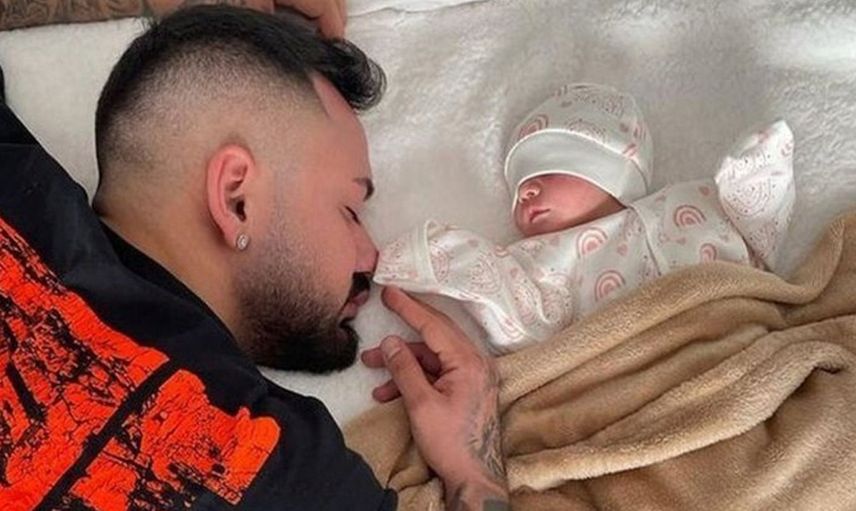 Gökhan Çıra evlat edindiği bebeği ile yeni fotoğraf paylaştı