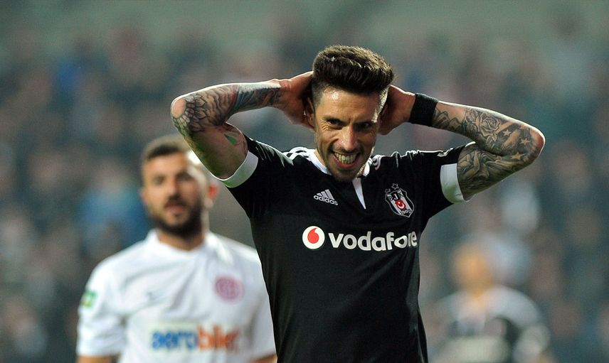 Fenerbahçe Jose Sosa İle Yollarını Ayırıyor!