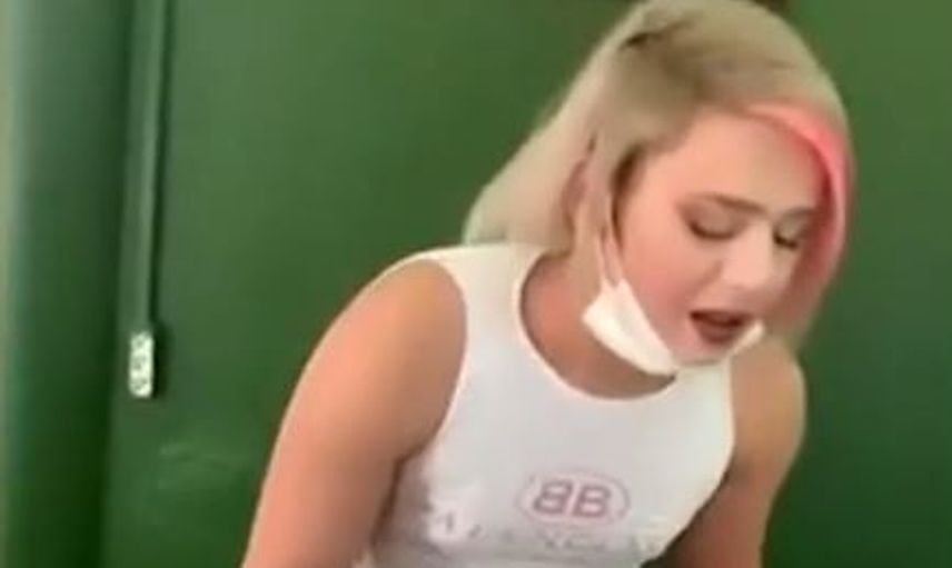 Türbede Video Çeken Kıza Tepkiler Çığ Gibi Büyüdü!