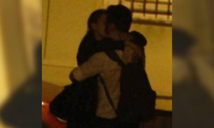 Taksim’in ortasında dudak dudağa yakalandılar! Bülent Emrah Parlak ve gizemli esmerin aşk gecesi: Meğer evli bir oyuncuymuş!