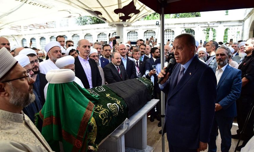 İsmailağa Cemaati lideri Mahmut Ustaosmanoğlu'nun tabutunun üzerindeki siyah örtünün sırrı ortaya çıktı!