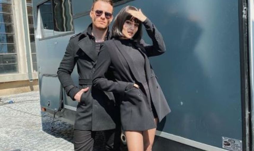 Hande Erçel'in Siyah Beyaz Paylaşımı Hayranlarından Tam Not Aldı