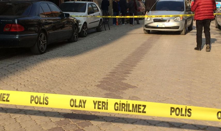 İzmir’de Eski Sevgilisini Darp Ettiği İddia Edilen Kişi, İnsanlar Tarafından Bıçaklandı