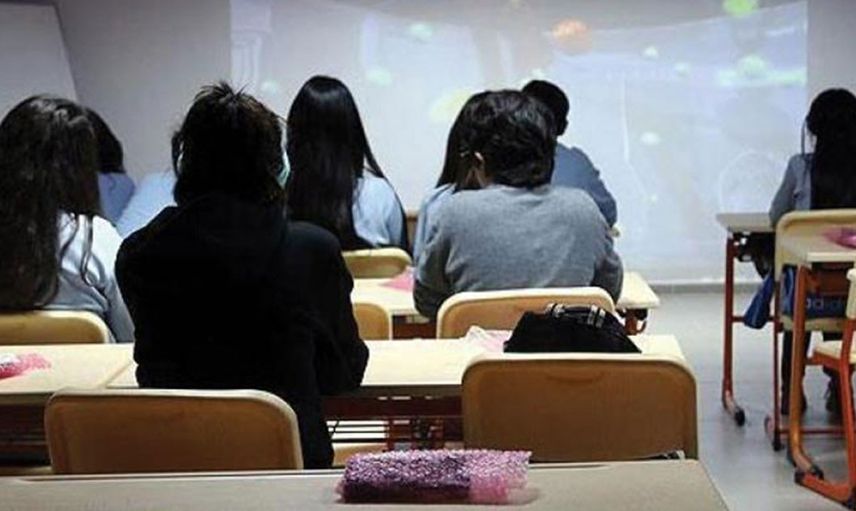 İki lise öğrencisi sınıfın ortasında Kur'an-ı Kerim’i tekmelediler: O görüntülere tepkiler çığ gibi büyüyor 