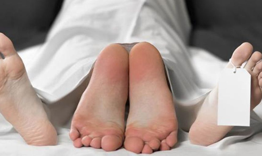 Önce cenaze arabasını kaçırdı sonra ölü adamla ilişkiye girdi