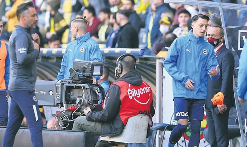 Fenerbahçe'de Mesut Özil, Vitor Pereira'ya Tepki Gösterdi!