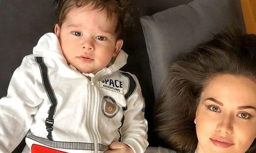 Ünlü oyuncu Fahriye Evcen küçük oğlu Kerem'in yüzünü ilk kez paylaştı!